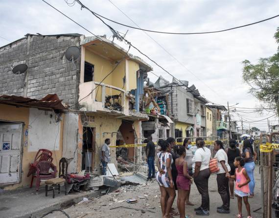 Residentes observaban este lunes los daños causados por un atentado explosivo en el barrio Cristo del Consuelo, en Guayaquil.