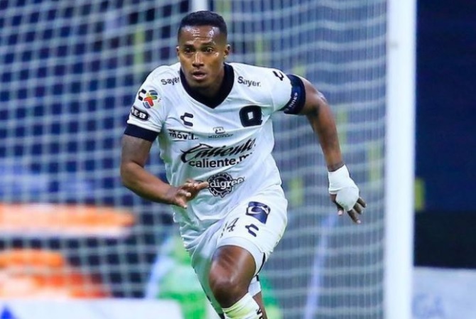 Antonio Valencia es expulsado en derrota por goleada del Querétaro