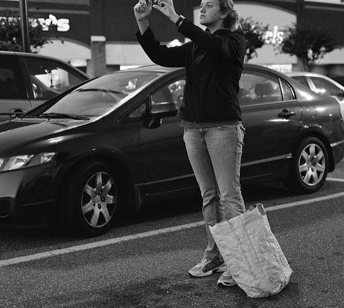 El retrato de la dependencia a los celulares y la desconexión con el mundo real