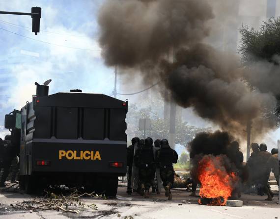 En diferentes puntos del país hubo enfrentamientos entre los manifestantes y la Policía (imagen referencial).