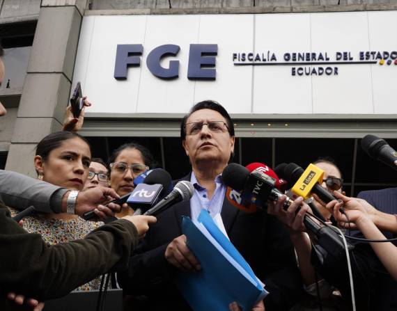 Quito 6 de enero 2023. El asambleista Fernando Villavicencio presenta una denuncia en contra de varios candidatos que estarÃ­an vinculados con el narcotrafico y las redes de Norero