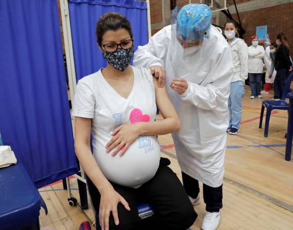 Una mujer embarazada recibe una dosis de la vacuna de Pfizer contra la covid-19 autorizada para madres gestantes, en una imagen de archivo. EFE/ Carlos Ortega