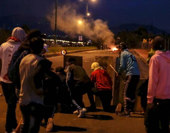 Manifestantes se enfrentaron el miércoles con la policía durante las protestas en la localidad de Saquisilí (Ecuador).