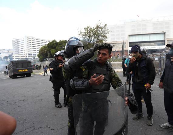 Policías dispersan a manifestantes que tratan de llegar a la sede de la Asamblea Nacional hoy, en Quito.