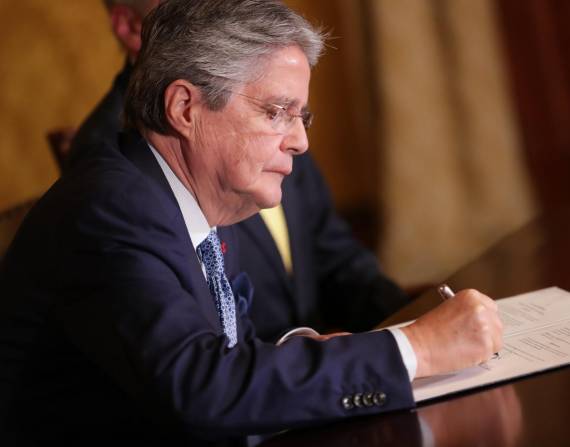 El 25 de abril de 2022, el presidente Lasso firmó la fusión del Banco de Fomento Productivo.