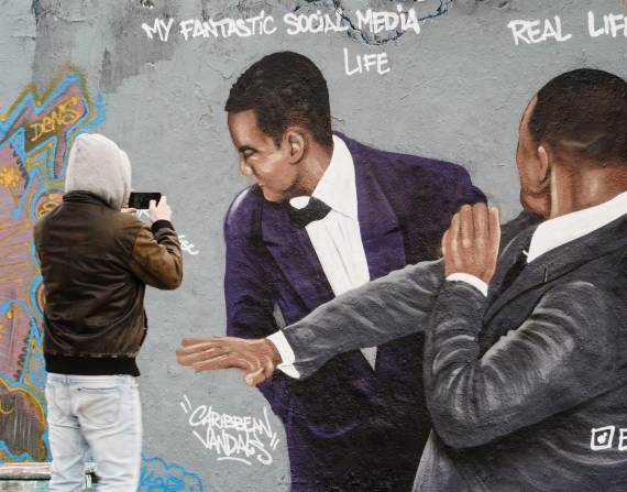 La agreción de Will Smith a Chris Rock aparece retratada en un mural en Berlín, Alemania.