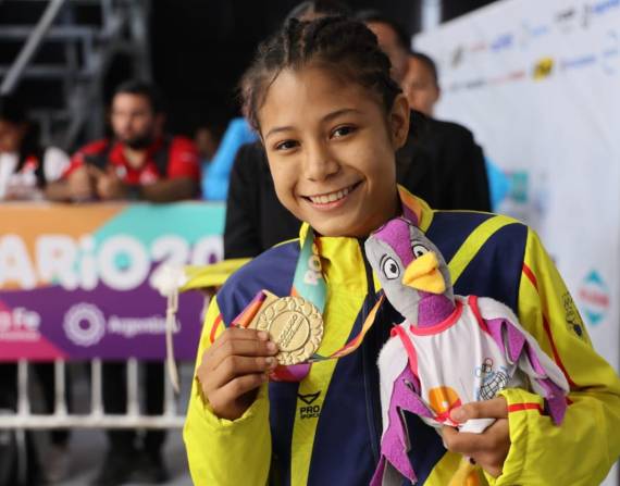 La deportista ecuatoriana logró la primera medalla para el país en lucha en la categoría de 43 kg
