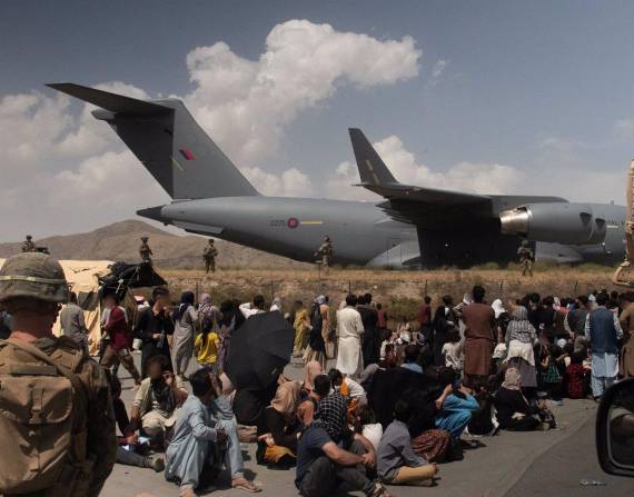 Afganistán, Kabul: miembros de las Fuerzas Armadas del Reino Unido participan en la misión de evacuación del personal autorizado del aeropuerto de Kabul en Afganistán.