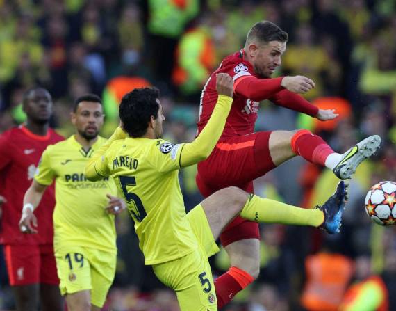 El Liverpool derrotó 2-0 al Villarreal con Pervis Estupiñán en cancha.