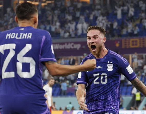 Alexis Mac Allister de Argentina celebra su gol hoy, en un partido de la fase de grupos del Mundial de Fútbol Qatar 2022 entre Polonia y Argentina en el Estadio 974 en Doha (Catar). EFE/ Alberto Estevez