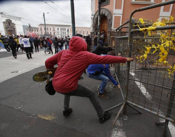 Los manifestantes eliminan las barricadas de control de multitudes cerca del palacio de gobierno en el primer día de una huelga nacional.