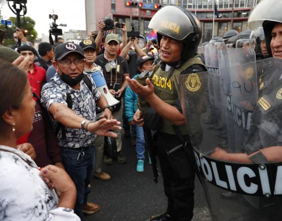 Manifestantes se enfrentan con miembros de la Policía durante una protesta en Lima (Perú). Foto de archivo. EFE/ Paolo Aguilar