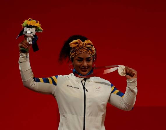 Tamara Salazar muestra su medalla de plata.