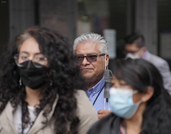 Personas caminan por la urbe, algunos de ellos ya no usan mascarilla.