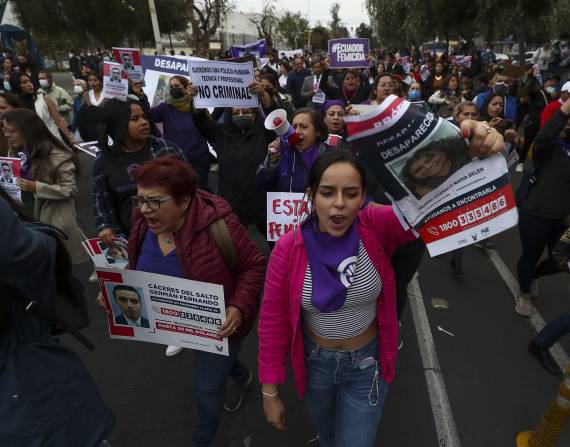 Manifestantes reclamaron por el femicidio de María Belén Bernal.
