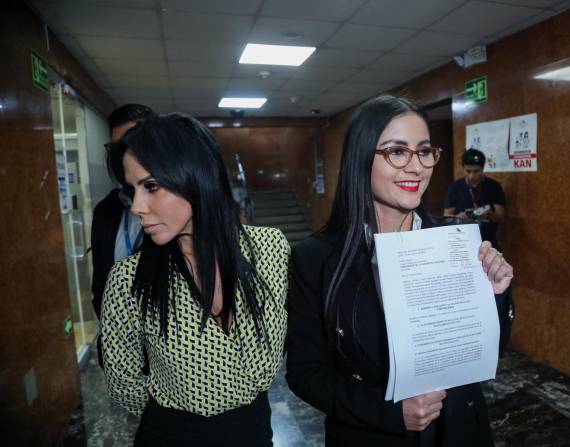 Marcela Holguín (izq.), vicepresidenta de la Asamblea; Viviana Veloz (der.) proponente del juicio político contra Lasso; en la presentación del primer documento.