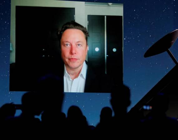 Ellon Musk es un empresario, de 50 años. Es el fundador, consejero delegado e ingeniero jefe de SpaceX.