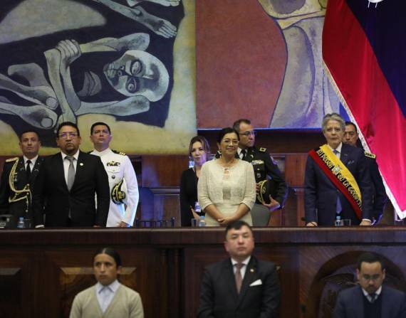 Virgilio Saquicela, primer vicepresidente de la Asamblea; Guadalupe Llori, presidenta del Parlamento; y Guillermo Lasso, presidente de la República.