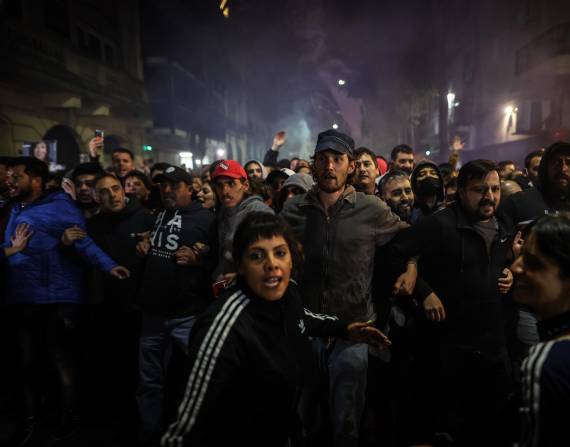 Los agentes antidisturbios utilizaron un camión hidrante para dispersar a la multitud.