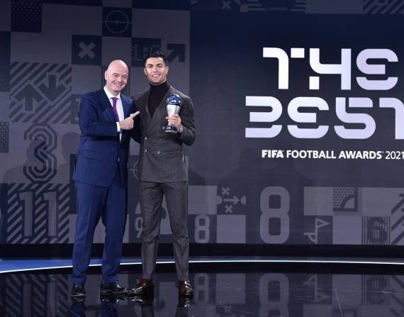 El atacante recibió el premio de manos de Gianni Infantino, presidente de la FIFA.