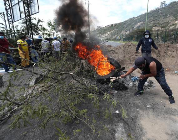 Manifestantes bloquean el acceso norte de Quito, durante las movilizaciones contra las pretendidas reformas del Gobierno.