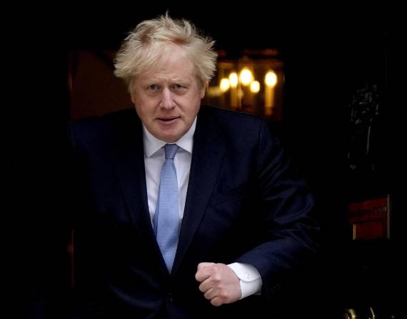Archivo - El primer ministro británico, Boris Johnson, sale caminando de sus oficinas en Downing Street el viernes 13 de mayo de 2022, en Londres. (AP Foto/Frank Augstein, Archivo)