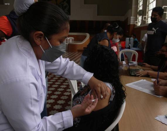 Imagen referencial de una persona recibiendo la vacuna contra el COVID-19.
