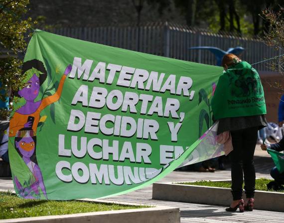 Manifestantes a favor del aborto se congregan en los exteriores de la Asamblea Nacional.
