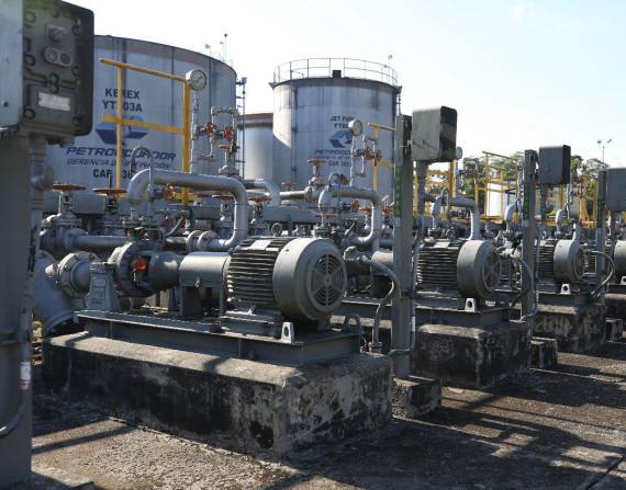 Disminuye producción petrolera de Ecuador debido a una descarga atmosférica