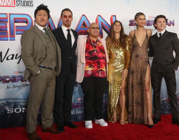 Tom Holland cubre a Zendaya mientras se arreglaba el vestido y se viraliza en redes
