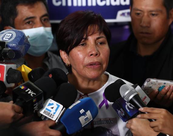 Elizabeth Otavalo recibió el respaldo de colectivos feministas tras la muerte de su hija, María Belén Bernal.