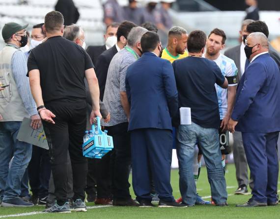 Lionel Messi y Neymar hablan con las personas que entraron a la cancha del Arena de Sao Paulo.