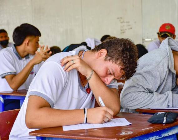 Imagen de estudiantes de una unidad educativa de la ciudad de Santa Elena.