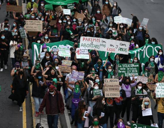 Activistas de colectivos feministas, que se identifican con pañuelos verdes y violetas, recorrió hoy varias calles de Quito (Ecuador). EFE/ José Jácome