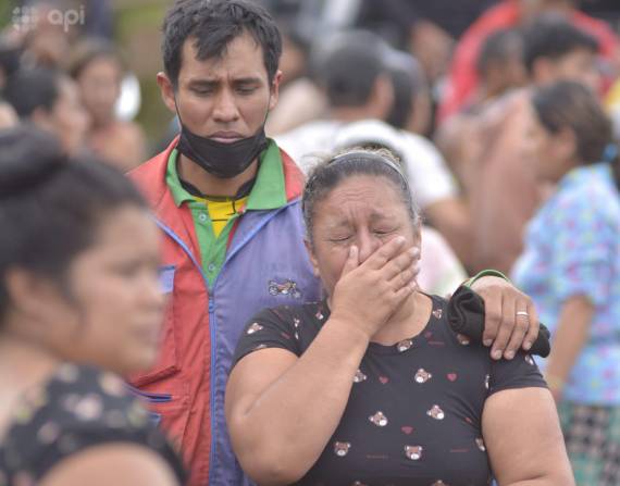Familiares de reos fallecidos en la cárcel de Santo Domingo de los Tsáchilas.