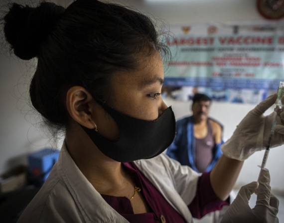 Una enfermera prepara una dosis de vacuna contra el covid-19 en un centro de vacunación privado en Gauhati, India.