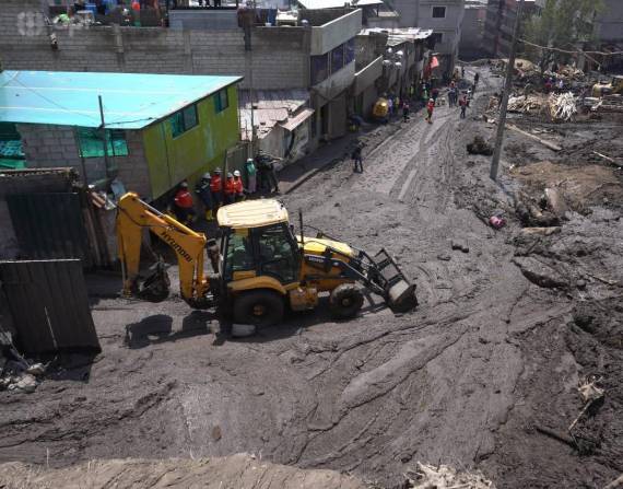Maquinaria pesada remueve troncos, fierros retorcidos y lodo en la Zona Cero