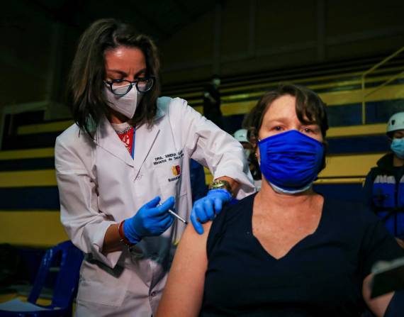 AME2284. QUITO (ECUADOR), 31/05/2021.- Una mujer recibe la vacuna contra la covid-19 hoy, en la Universidad Salesiana, en Quito (Ecuador). EFE