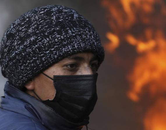 Un manifestante se encuentra cerca de una barricada de neumáticos en llamas que bloquea una carretera en el segundo día de manifestaciones nacionales, el martes 14 de junio de 2022.