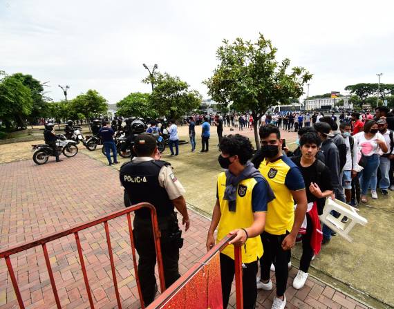 Guayaquil, lunes 14 de marzo de 2022. Gran demanda en el primer dÃ­a de venta de entradas para el partido de Ecuador frente a Argentina por la Eliminatorias rumbo a Qatar 2022 Fotos:Alejandro CedeÃ±o/API