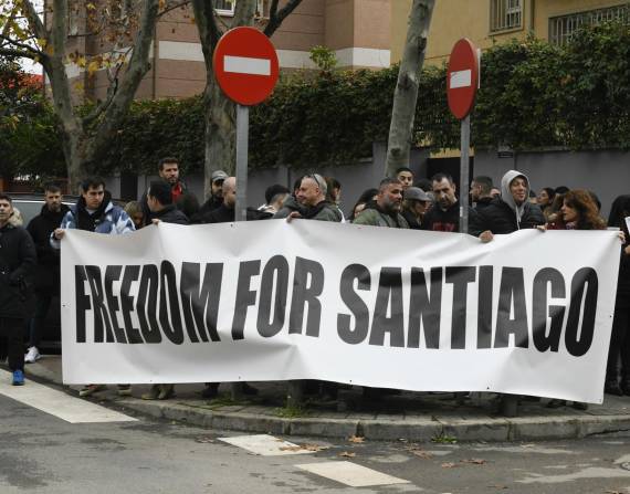 Concentración frente a la embajada de Irán en Madrid para reclamar la puesta en libertad del español Santiago Sánchez Cogedor.