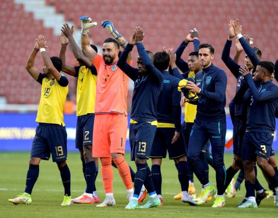 Los jugadores durante la celebración del triunfo a Paraguay.