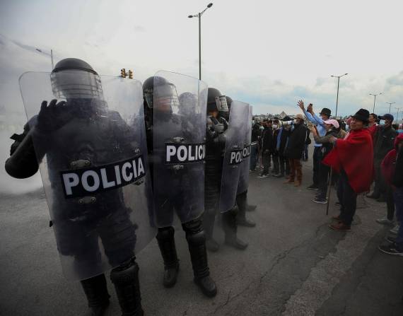 Policías custodiaron varios puntos de las marchas en todo el país.