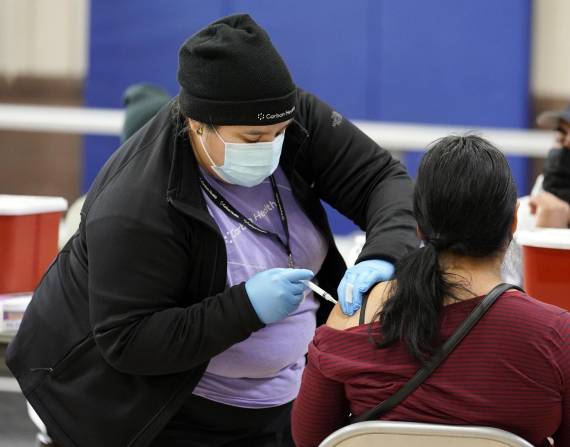 ARCHIVO - Una vacuna COVID-19 de Pfizer es aplicada en el Centro de Recreación Banning el martes 13 de abril de 2021, en Wilmington, California. (AP Foto/Marcio José Sánchez, Archivo)