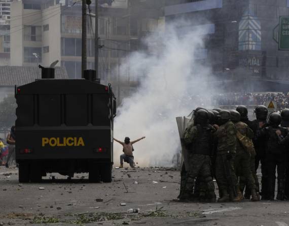 Manifestantes se encuentran con la policía durante protestas contra el gobierno del presidente Guillermo Lasso en Quito, Ecuador, el martes 21 de junio de 2022