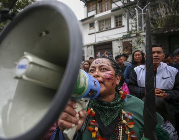Indígenas participaron en un plantón, en los exteriores de la sede de la Corte Constitucional, en Quito.