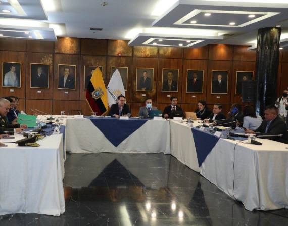 El presidente de la Comisión de Fiscalización, Fernando Villavicencio en la comparecencia del comandante Fausto Salinas.