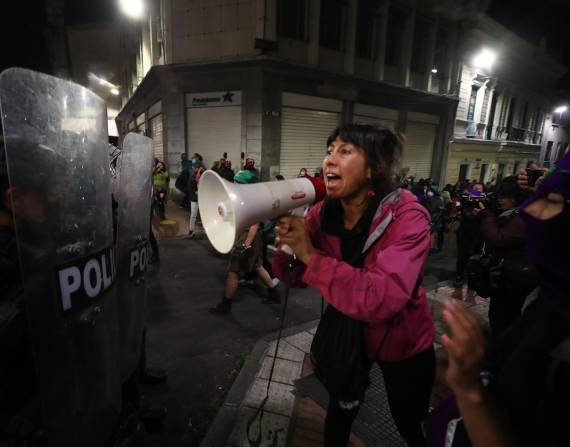 En una movilización por del Día Internacional de la Mujer, en Quito, cientos de manifestantes pedían legalizar el aborto por violación.