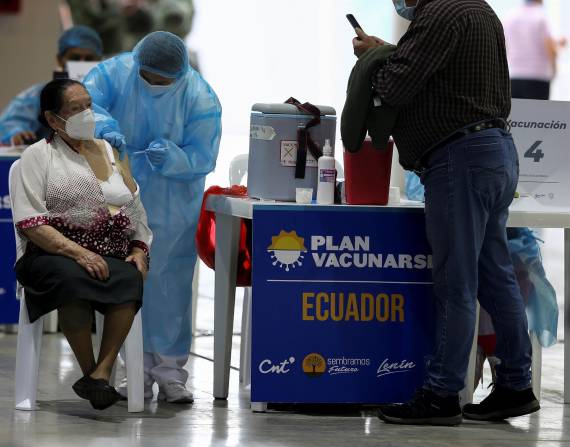 Una mujer recibe la vacuna contra la covid-19 durante una jornada de vacunación para personas con discapacidad y adultos mayores en el Centro de Exposiciones en Quito (Ecuador).