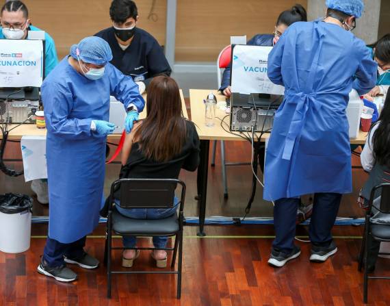 Una persona recibe una dosis de la vacuna contra la covid-19 en Quito (Ecuador), en una fotografía de archivo. EFE/José Jácome